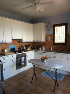 - une cuisine avec une table et un bol de fruits dans l'établissement Villa U Castellu vue mer imprenable, à Coti-Chiavari