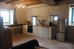 Η κουζίνα ή μικρή κουζίνα στο L'Écurie at Closerie Les Roches - Cozy 2 Bed Country Cottage