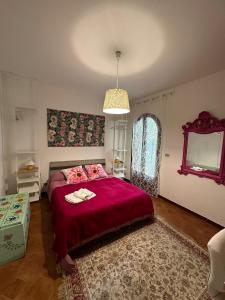- une chambre avec un lit rouge et une couverture rouge dans l'établissement Casa Patrizia, à Giardini Naxos