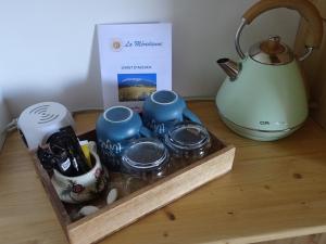 bandeja de madera con set de té y hervidor de agua. en La Méridienne - Chambres d'hôtes, en Venterol