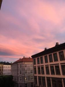 un grupo de edificios bajo un cielo nublado en Newly renovated apt in the heart of Grünerløkka, en Oslo