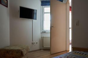 een kamer met een bed en een televisie aan de muur bij Atlantic 05 in Grömitz