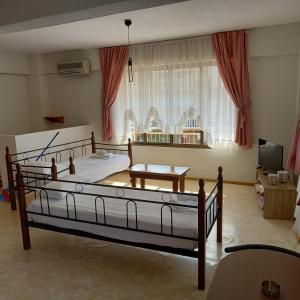 Posteľ alebo postele v izbe v ubytovaní ΜΑΡΟΥ ROOMS + 13 fotografií