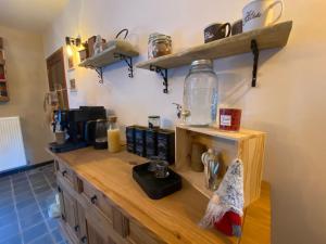 een keuken met een houten aanrecht en een koffiezetapparaat bij La Libellule in Couvin
