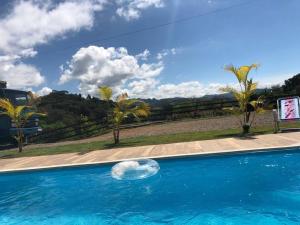 Una pelota en el agua en una piscina en Recanto do sol en Extrema