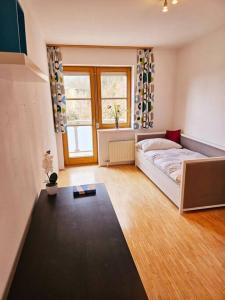 - une chambre avec un grand lit et une fenêtre dans l'établissement Etagenwohnung mit Garten, à Vöcklabruck