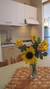 A kitchen or kitchenette at Cozy studio near the beach - Beahost