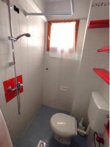 A bathroom at Cozy studio near the beach - Beahost