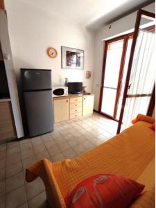 A kitchen or kitchenette at Cozy studio near the beach - Beahost