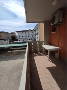 A balcony or terrace at Cozy studio near the beach - Beahost