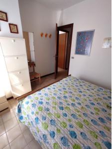 A bed or beds in a room at Cozy studio near the beach - Beahost