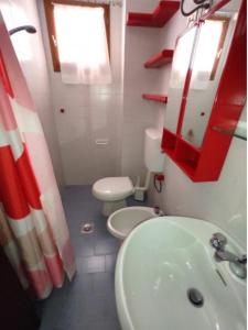 A bathroom at Cozy studio near the beach - Beahost