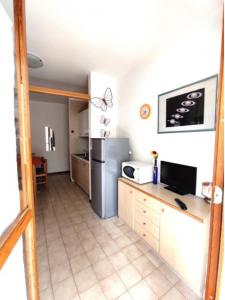 A kitchen or kitchenette at Cozy studio near the beach - Beahost