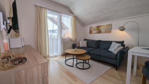 A seating area at Ferienwohnung Edeltraud, fußläufig zum See und 20 Minuten vom Skigebiet entfernt
