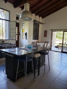 cocina con mesa y sillas en una habitación en Quinta Oasis de Paz en Los Cardales en Campana