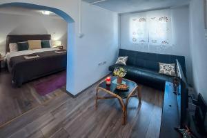 Galeriebild der Unterkunft Beautiful apartment for two with a pool in Rovinjsko Selo
