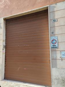 una puerta de garaje marrón sin señal de estacionamiento en Dolce Apartments Albano, en Albano Laziale