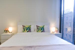 Ein Bett oder Betten in einem Zimmer der Unterkunft Sydney CBD Best 2BR Near Hyde Park