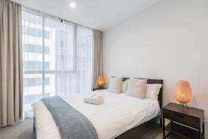 Uma cama ou camas num quarto em Sydney CBD Best 2BR Near Hyde Park