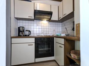 Kuchyňa alebo kuchynka v ubytovaní Ferienwohnung Edeltraud, fußläufig zum See und 20 Minuten vom Skigebiet entfernt