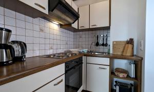 Kuchyňa alebo kuchynka v ubytovaní Ferienwohnung Edeltraud, fußläufig zum See und 20 Minuten vom Skigebiet entfernt