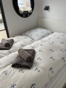um quarto com duas camas com letras azuis nos lençóis em Hausboot Claudia Schleswig em Schleswig