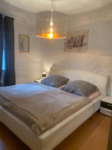 Кровать или кровати в номере FeWo Alpensteinbock