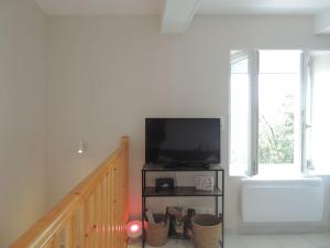 TV a/nebo společenská místnost v ubytování Maison calme & paisible avec vue
