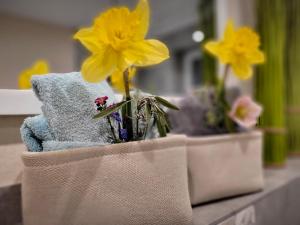 eine Vase voller gelber Blumen auf einer Theke in der Unterkunft Ferienwohnung *Traumschleife Marienberg* in Boppard