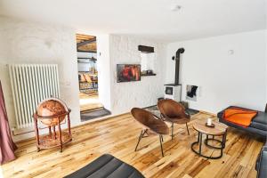 a living room with a couch and chairs at Küchenbleibe in Kottenheim