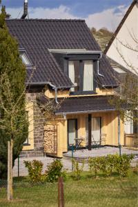 a house with a shingled roof at Küchenbleibe in Kottenheim