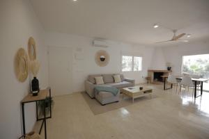 a living room with a couch and a table at Villa Paz in El Campello