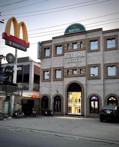 ein Gebäude mit einem Schild für ein Fast-Food-Restaurant in der Unterkunft British Hotel - Johar Town LHR in Lahore