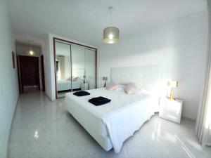 Ένα ή περισσότερα κρεβάτια σε δωμάτιο στο Beachfront flat with pool