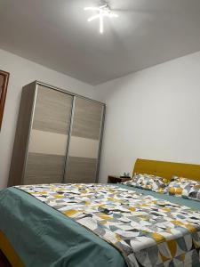 Een bed of bedden in een kamer bij 3 Bedrooms apartment