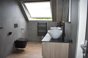 Koupelna v ubytování Hotel Dichtbijzee
