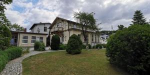 uma casa grande com um grande quintal em frente em Salon em Heringsdorf