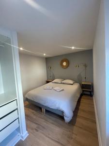 sypialnia z łóżkiem i lustrem na ścianie w obiekcie « À deux pas de la petite Venise » w mieście Colmar