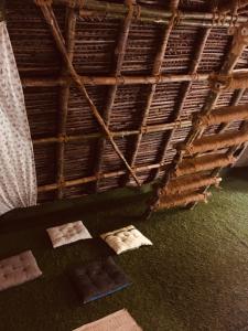 - deux paires de chaussons à l'étage dans une chambre dans l'établissement Bamboohutz, à Auroville