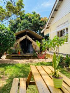 Villa Katwe في Masaka: خيمة في الفناء الخلفي لبيت