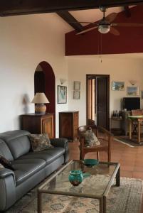 - un salon avec un canapé et une table dans l'établissement Villa U Castellu vue mer imprenable, à Coti-Chiavari