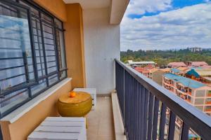 een balkon met een tafel en uitzicht op de stad bij 1 Bedroom near TRM gate C in Nairobi