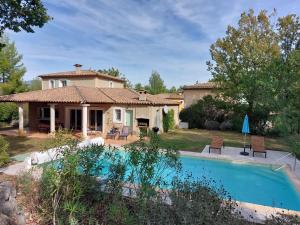 Bazén v ubytovaní Fayence Villa with private pool alebo v jeho blízkosti