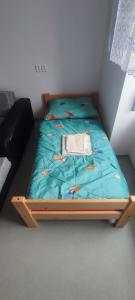 Un pat sau paturi într-o cameră la Alfa Apartmán