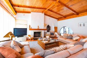 TV a/nebo společenská místnost v ubytování WHome Family Paradise, Exquisite Retreat for Holidays