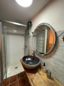 y baño con lavabo y espejo. en El Capricho de la Serranía I en Tragacete