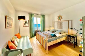ドゥアルヌネにあるGlaz Oceanのベッドルーム1室(ベッド1台、椅子、窓付)