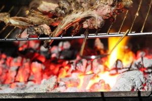un pezzo di carne sta cuocendo su una griglia di Agriturismo Pian dei Pini a Montiano