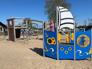 沃柏斯Vorbasse camping的一个年轻女孩在操场上玩耍