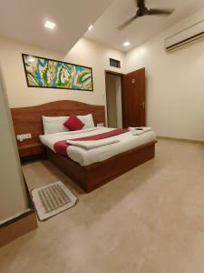 מיטה או מיטות בחדר ב-Hotel Beach Crown Juhu